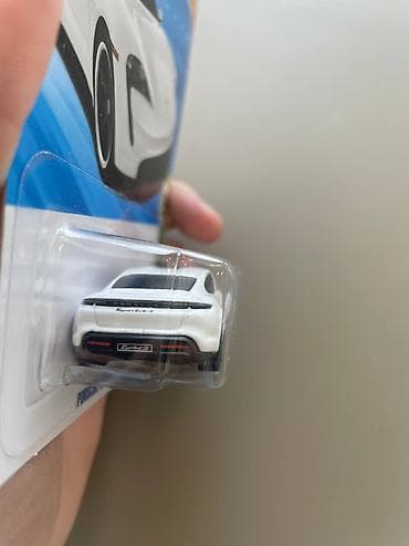 real gitara: Hot Wheels – Porsche Taycan Turbo S (HW EV seriyası) - Model: Porsche — 3
