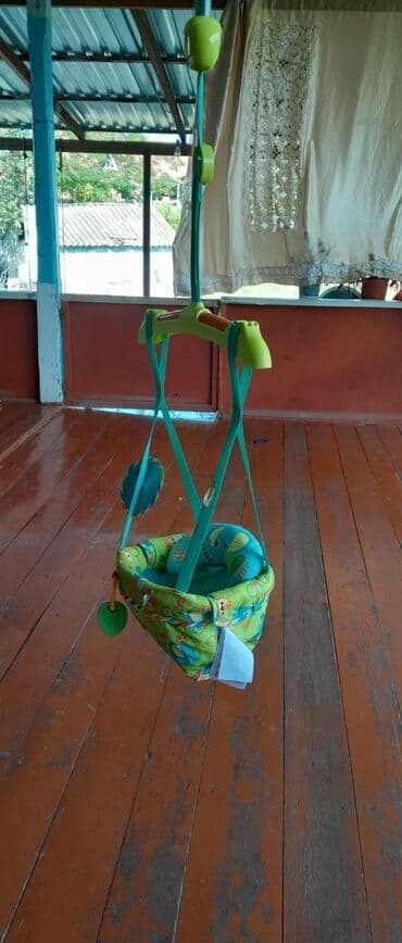 uşaq ağ krossovkaları: Uşaqlar üçün yaşıl rəngli, oturacaqlı hoppanma oyuncağı. Oturacaq — 1