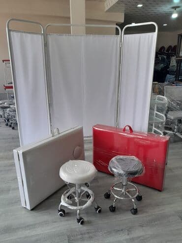 ofis əşyaları: Üç rəfi olan təkərli, metal konstruksiyalı mobil rəf. Bu rəf salonda — 4