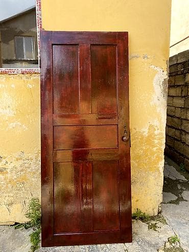 Taxta qapi, biri 25 azn, 5 ededdir,temiz taxtadır . Unvan : Yasamal — 3
