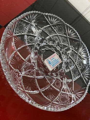 xrustal qab: Şüşədən hazırlanmış, beş bölməli servis boşqabı. Mərkəzi hissəsi də — 4