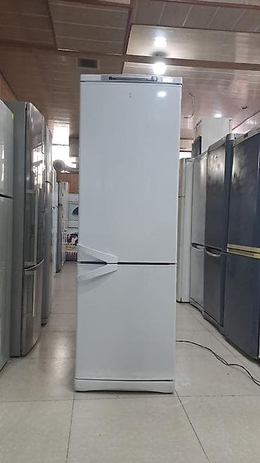 Ağ rəngdə iki qapılı soyuducu-dondurucu - Alt hissədə dondurucu, üst