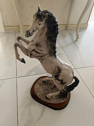купить жеребца: Möhtəşəm At statuetkasi satılır,çox baha alınıb.Qiymət 250man.Unvan — 1
