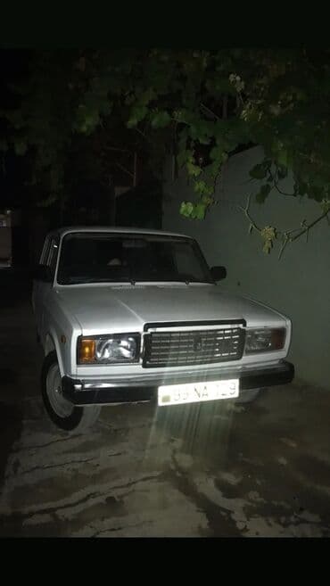 фольксваген бак: VAZ 2104, ağ rəng, sedan kuzov. Xarici: - Klassik “0” dizaynı, qara — 4