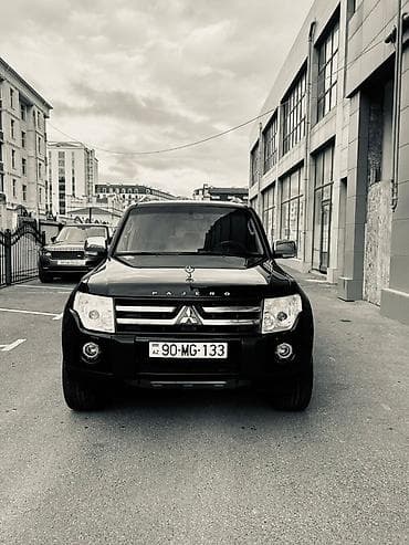 Mitsubishi Pajero (qara rəng, 5 qapı, iri SUV) Xüsusiyyətlər: - Tam