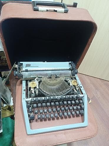 TV və video: Mexanik yazı makinası – daşıma çantası ilə - Portativ korpus, üst — 1