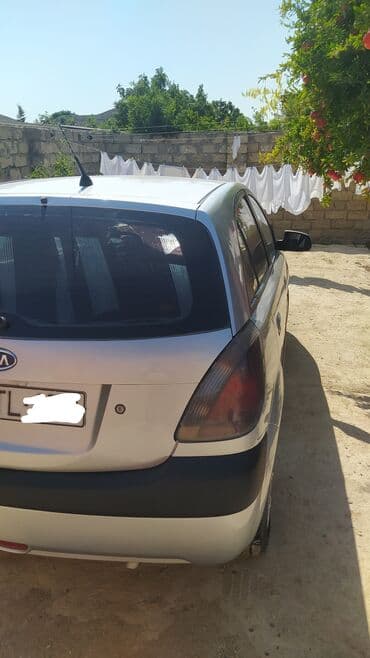 багажник на крышу баку: Kia Rio hatchback – gümüşü rəngdə, kompakt və qənaətcil şəhər — 3