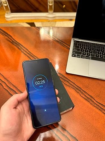 motorolla v8: Motorola Razr 40 Ultra, 256 GB, rəng - Qara, Zəmanət, Sensor, Barmaq izi — 6