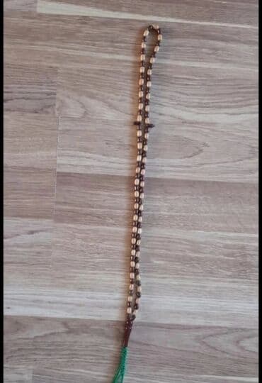 vadalaska türkçe ne demek: İki ədəd təsbeh dəsti. Bir dəstə qəhvəyi və bej rəngli muncuqlar — 3