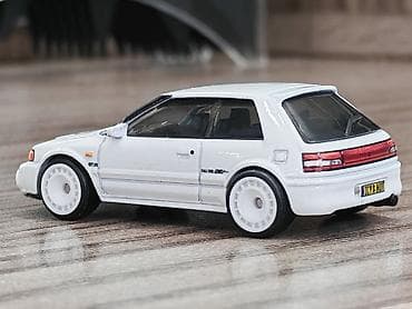 Hotwheels premium mazda 323 — 3