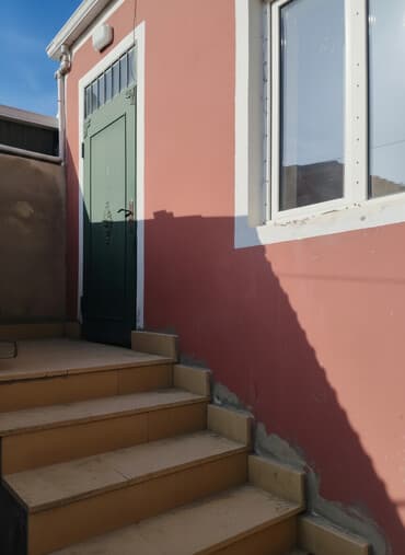 berdede ev: Satılır: Hövsanda Həyətyanı sahəsi olan kiçik ev.mektebe ve bağçaya — 1