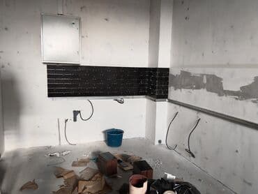 mermer kafel: Bu kirəmitlər evin müxtəlif yerlərində, o cümlədən mətbəxdə divar — 1