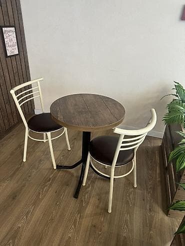 Kafe/istirahət zonası üçün mebel dəsti - Dairəvi masa: Təbii ağac