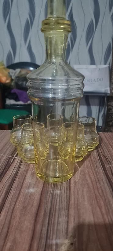 Şüşə içki dəsti - Tərkib: 1 ədəd karaf və 6 ədəd balaca stəkan -