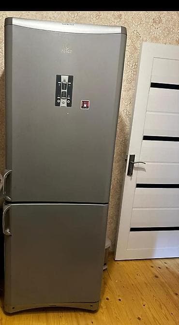 işlənmiş mini soyuducu: İşlənmiş 2 qapılı Indesit Soyuducu Satılır, rəng - Boz, Dolab içi — 1