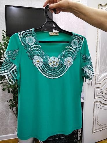 Zümrüd yaşıl rəngdə qadın bluzası - Model: qısaqoll, düz kəsim -