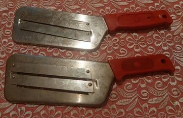 tərəvəz doğrayan: İki ədəd metal tərəvəz doğrayıcısı. Hər birinin qırmızı plastik — 1