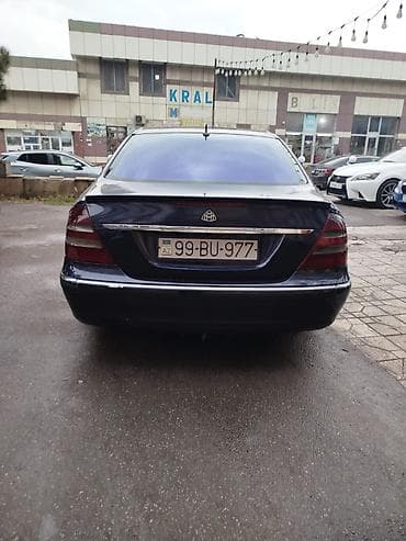 merse: Mercedes-Benz E‑Sinfi sedan (W211 kuzov), tünd mavi rəng. 2.7 cdi — 2