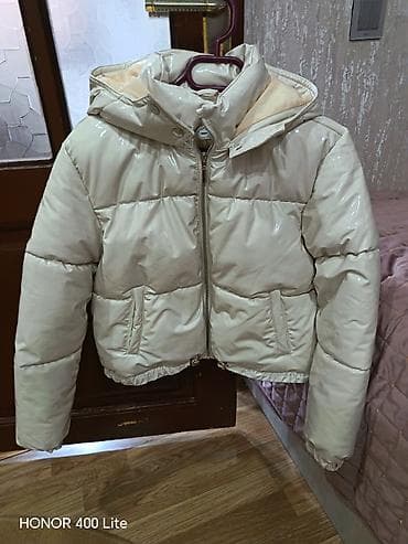 hicab geyim: Qadın qış paltosu – açıq krem rəngdə, parlaq fakturalı, qısaldılmış — 2