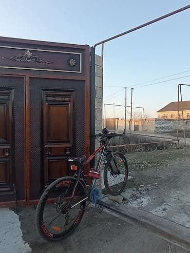 Dağ/şosse tipli velosiped - Rəng: qara-qırmızı qrafika ilə - Çərçivə