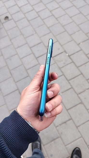 Mavi rəngli smartfon Xüsusiyyətlər: - Korpus: metal/plastik çərçivə