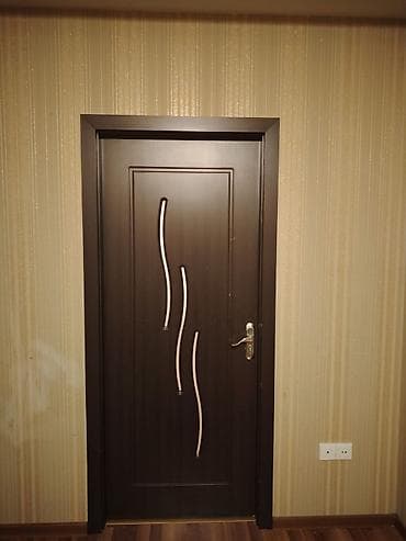 demir seyf qapilar: MDF interyer qapıları – qəhvəyi rəng, minimalistik dalğavari dekor — 3