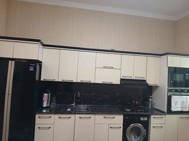 Mətbəx mebel dəsti – modern dizaynlı, ağ-bej rəngli fasadlar və qara