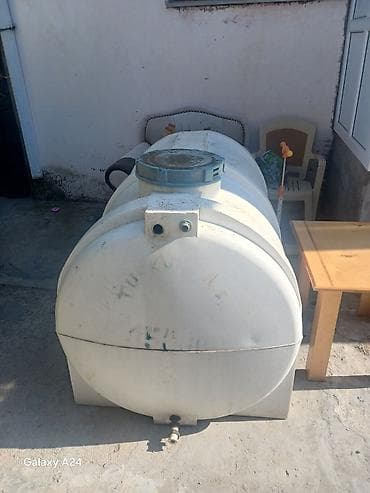 2 ton: Plastik su çəni - Material: qalın divarlı polietilen/plastik - — 2