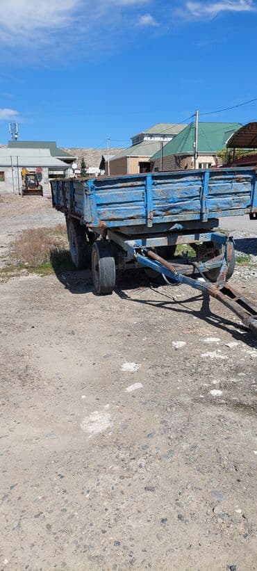 Mavi rəngli traktor qoşqusu kənd təsərrüfatı işləri, tikinti