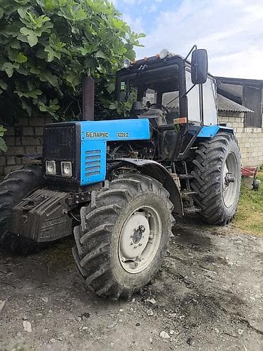 Belarus 1221.2 təkərli traktor - 4x4 (ön və arxa aparıcı) - Güclü