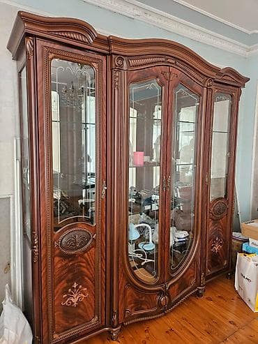 Klassik üslubda böyük vitrin şkaf - Material: təbii ağac əsaslı