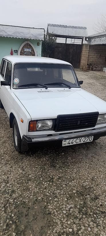 VAZ 2107, ağ rəng, sedan gövdə. - Mühərrik: benzinli, karbüratorlu