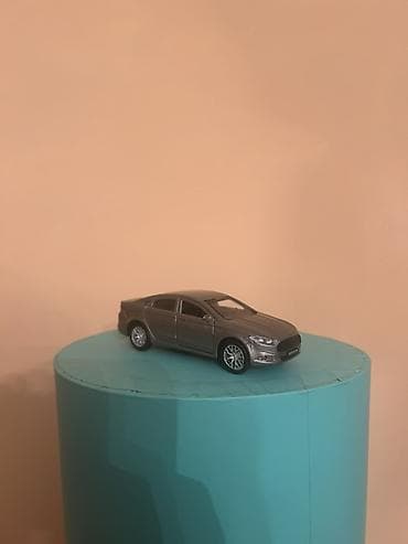 Oyuncaqlar: Metall oyuncaq avtomobil – sedan model. Xüsusiyyətlər: - Gümüşü — 8