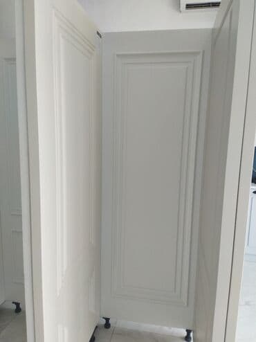 i̇şlənmiş qapı: Ağ rəngdə, klassik üslubda hazırlanmış qapı. Bu qapı daxili istifadə — 1