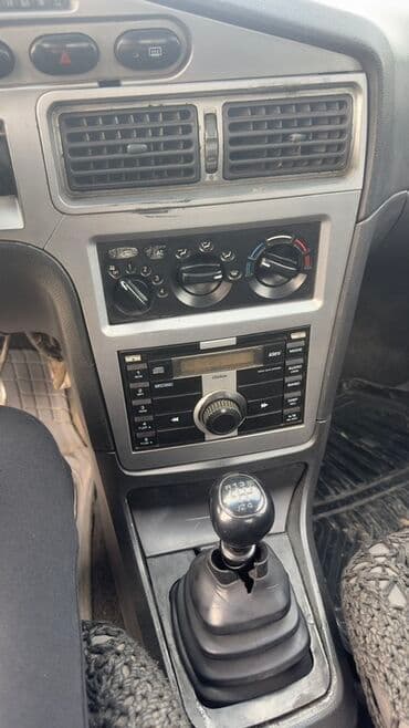 surət qutusu: Daewoo Nexia sedanı - Kuzov: 4 qapılı sedan, açıq gümüş rəng - Nömrə — 6