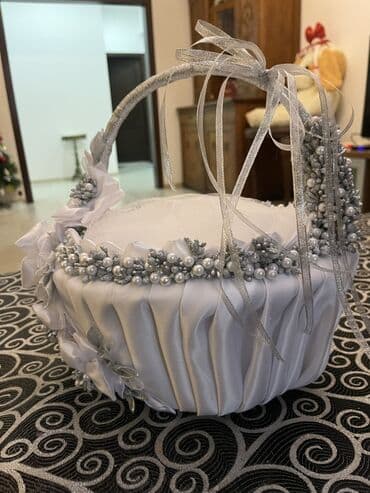 bey xoncalari: Ağ-gümüş tonlarında bəzədilmiş zərif mərasim səbəti. - Material — 3