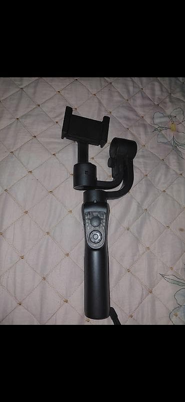 Smartfonlar üçün nəzərdə tutulmuş qara rəngli gimbal stabilizator. Bu — 2