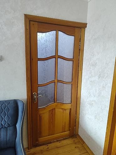 taxta qapı: Taxta və dəmir qapı dəsti - Giriş qapısı: tünd rəngli metal qapı — 4