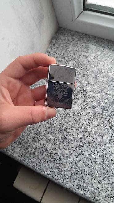 martin leon parfum: Məhsul: Zippo benzinli alışqan Təsvir: - Orijinal Zippo, alt hissədə — 1