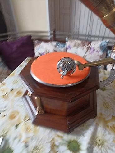 retro gramofon: Antik üslublu qrammofon - Korpus: çoxbucaqlı formaya malik massiv — 3