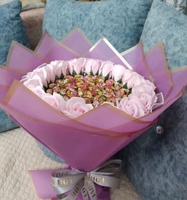 шоколад: Şirniyyatlı güllər buketi şakaladı al beni şakaladı dövresindeki — 1