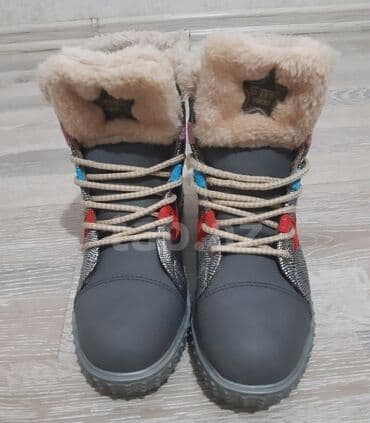 Derimod, Ölçü: 35, rəng - Gümüşü, Yeni