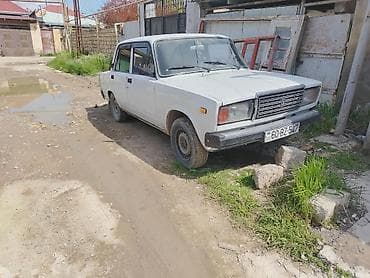 VAZ 2107, ağ rəng, sedan gövdə. Mexaniki sürətlər qutusu