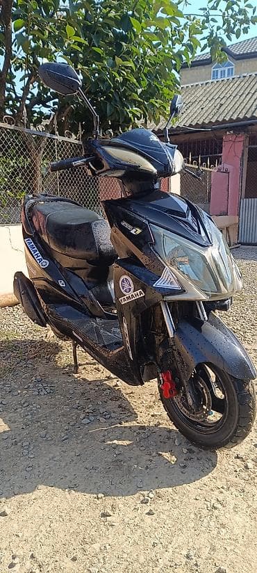 moto kuryer: Yamaha üslubunda skuter satılır. Şəkillərdə göründüyü kimi qara rəngli — 6