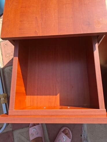 divar sticker: Şüşə kölgəli, şirli metal əsaslı, dekorativ qızılı detallı bir divar — 11