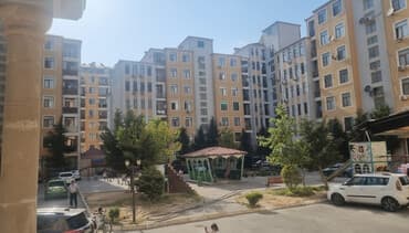 günlük ucuz kiraye evler: - Çoxmərtəbəli yaşayış kompleksində mənzil. - Geniş, səliqəli həyət — 2