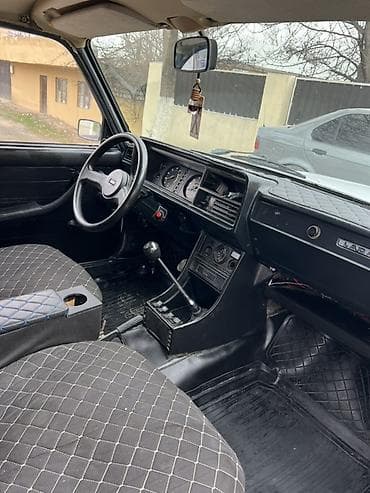 disklər təkərlər: VAZ 2107 sedan – klassik dizaynlı, ağ rəngdə. Texniki və dizayn — 6