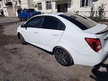 sukan satisi: Chevrolet Aveo sedan – ağ rəng, kompakt və iqtisadi şəhər avtomobili — 4