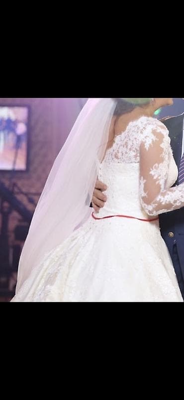 Ölçü: XL. Rəngi ağ deyil, **ivory (fil sümüyü rəngi)**dir. Çox