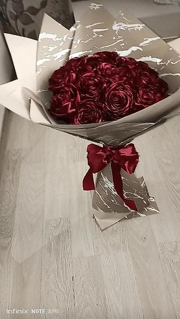 Bordo rəngli süni güllərdən ibarət buket - Material: atlas parça ilə